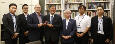 BMW Motorradの新ディレクター、リー・ニコルス氏が鳥取県若桜町長、小林氏らと石破大臣を表敬訪問