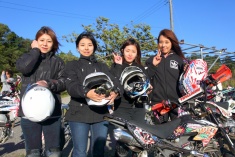 昨年のレディースクラスの参加者さん。長ソデ長ズボンならOKで、装具やバイクはレンタル可能