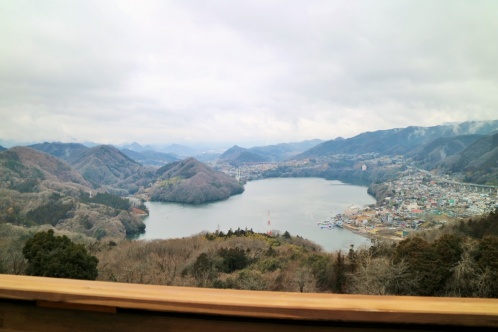 相模湖を一望できます。取材日はあいにくの天気でしたが、富士山が見える日もあるそう。展望台だけの利用も可能です