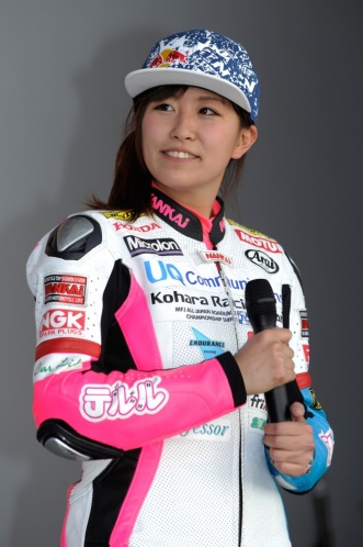 本誌でも取材した全日本ロードレース選手権J-GP3に参戦中の岡崎静夏選手。トークショーのほか、岡崎選手のレースバイクとの撮影会もあり