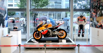 Honda、ニッキー・ヘイデン優勝マシンを追悼展示中