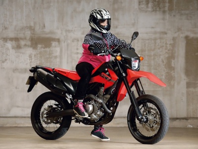 [女性ライダーの足つきチェック] CRF250M(2015年撮影)