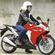 [女性ライダーの足つきチェック] CBR250R(2012年撮影)