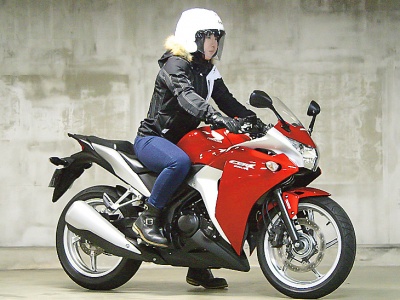 [女性ライダーの足つきチェック] CBR250R(2012年撮影)