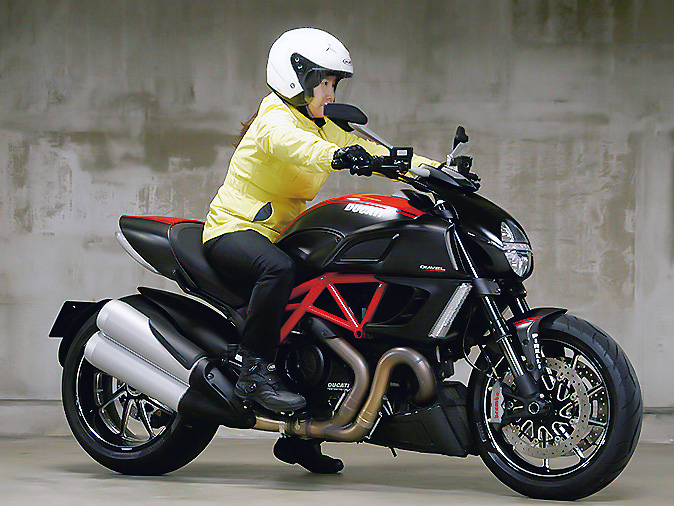 女性ライダーの足つきチェック] Diavel Carbon (2013年撮影) - バイク