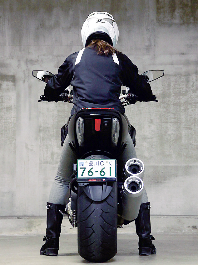 女性ライダーの足つきチェック] Diavel Carbon (2013年撮影) - バイク