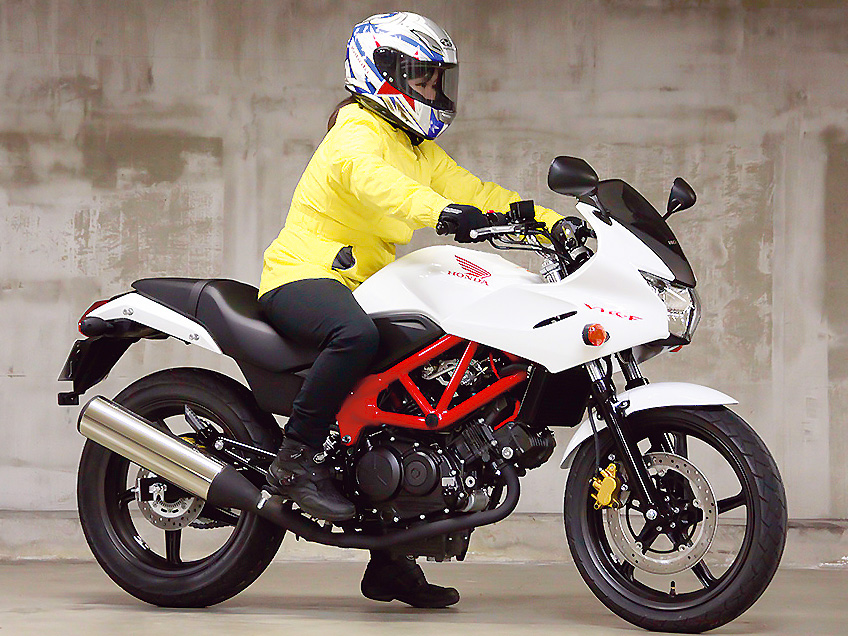 女性ライダーの足つきチェック Vtr F 13年撮影 バイクトピックス レディスバイク