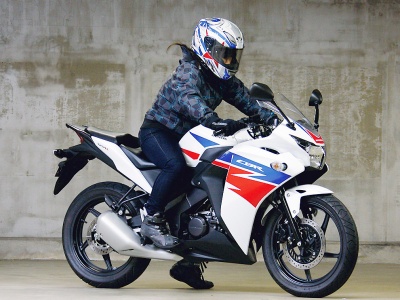 [女性ライダーの足つきチェック] CBR125R(2014年撮影)