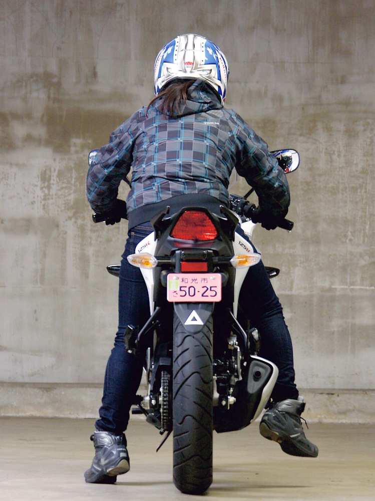女性ライダーの足つきチェック Cbr125r 14年撮影 バイクトピックス レディスバイク