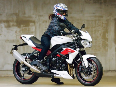 [女性ライダーの足つきチェック] STREET TRIPLE R (2014年撮影)