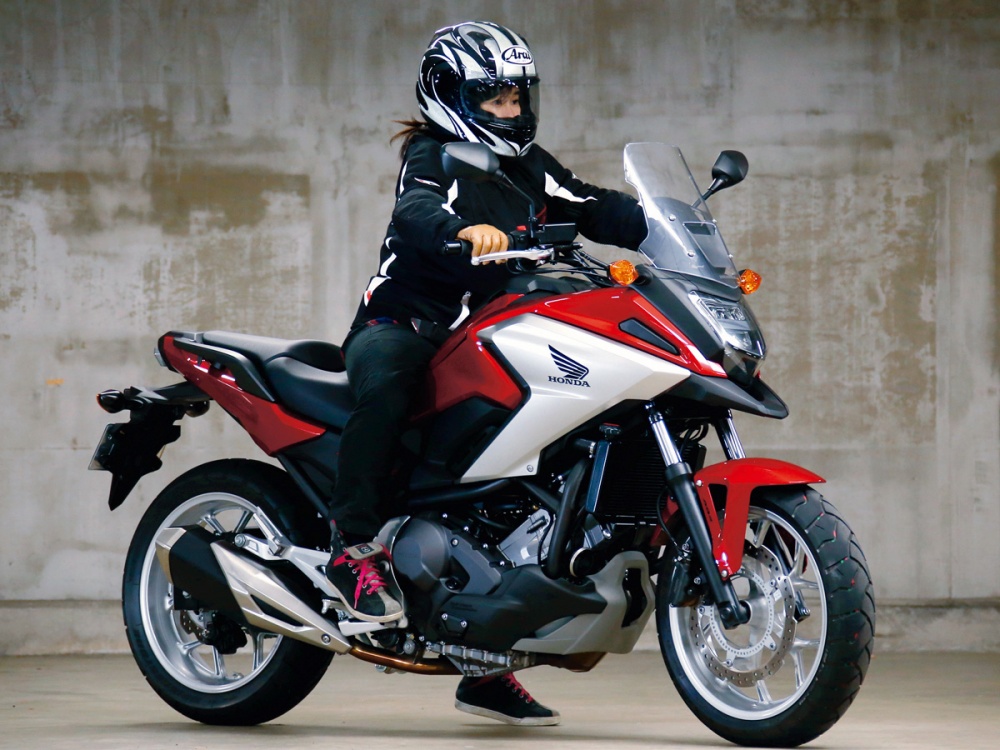 女性ライダーの足つきチェック Nc750x Typeld Dual Clutch Transmission E Package 16年撮影 バイクトピックス レディスバイク