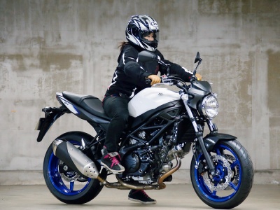 [女性ライダーの足つきチェック] SV650 ABS(2016年撮影)