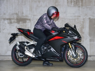 [女性ライダーの足つきチェック] CBR250RR(2017年撮影)