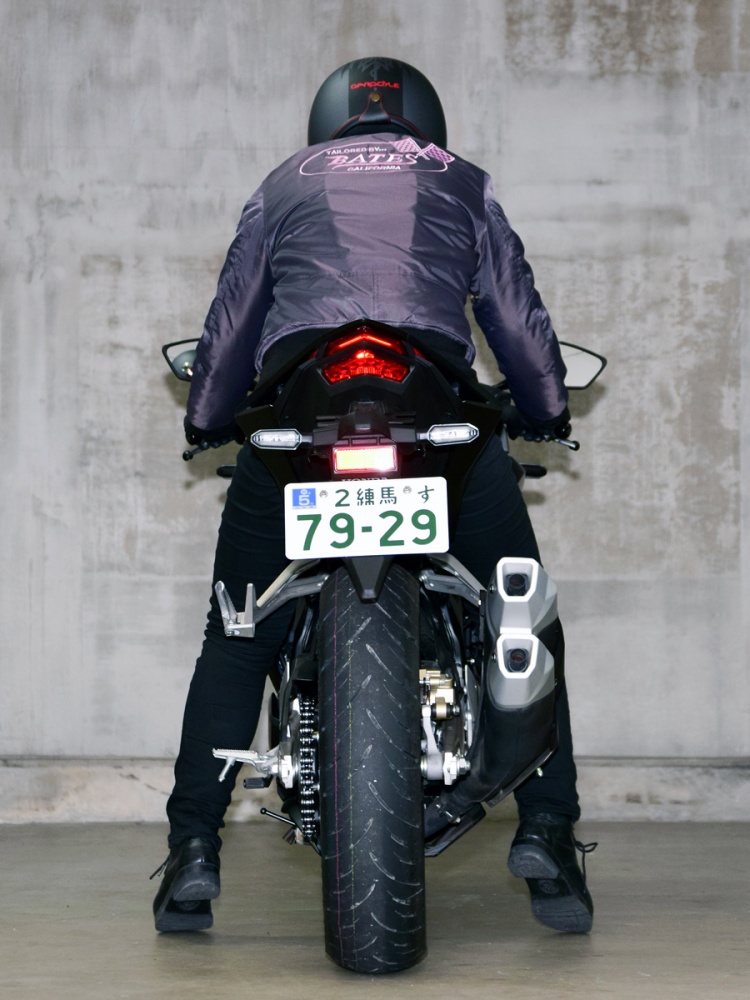 女性ライダーの足つきチェック Cbr250rr 17年撮影 バイクトピックス レディスバイク