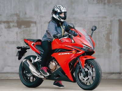 [女性ライダーの足つきチェック] CBR400R (2017年撮影)