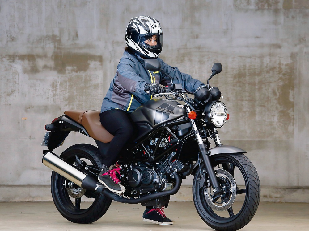 女性ライダーの足つきチェック Vtr 17年撮影 バイクトピックス レディスバイク