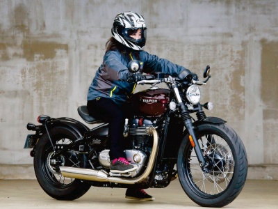 [女性ライダーの足つきチェック] Bonneville Bobber(2017年撮影)