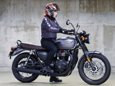 [女性ライダーの足つきチェック] T120 BLACK(2017年撮影)