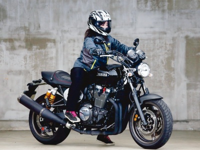 [女性ライダーの足つきチェック] XJR1300C(2017年撮影)