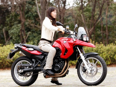 [女性ライダーの足つきチェック] F650GS [ローダウン仕様] (2009年撮影)