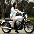 [女性ライダーの足つきチェック] V7 Classic [ローダウン仕様](2009年撮影)