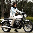 [女性ライダーの足つきチェック] V7 Classic [ローダウン仕様](2009年撮影)