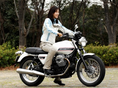 [女性ライダーの足つきチェック] V7 Classic [ローダウン仕様](2009年撮影)