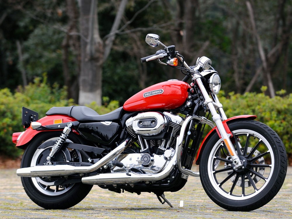 女性ライダーの足つきチェック] XL1200L SPORTSTER 1200 LOW (2010年 ...