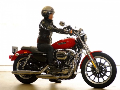 [女性ライダーの足つきチェック] XL1200L SPORTSTER 1200 LOW (2010年撮影)