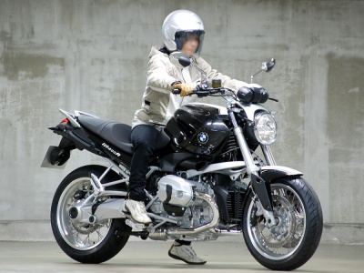 [女性ライダーの足つきチェック] R1200R Classic (2011年撮影)