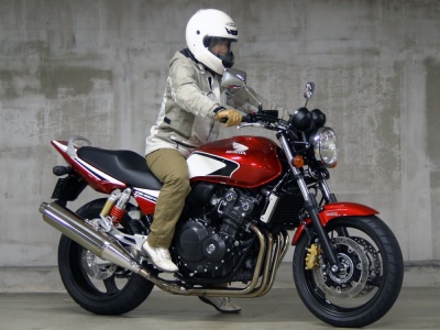 [女性ライダーの足つきチェック] CB400SF(2011年撮影)