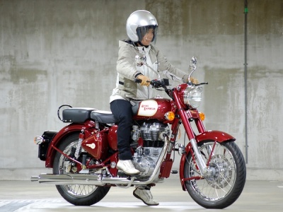 [女性ライダーの足つきチェック] CLASSIC 350 (2011年撮影)