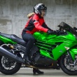 [女性ライダーの足つきチェック] Ninja ZX-14R High Grade(2018年撮影)