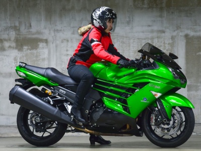 [女性ライダーの足つきチェック] Ninja ZX-14R High Grade(2018年撮影)