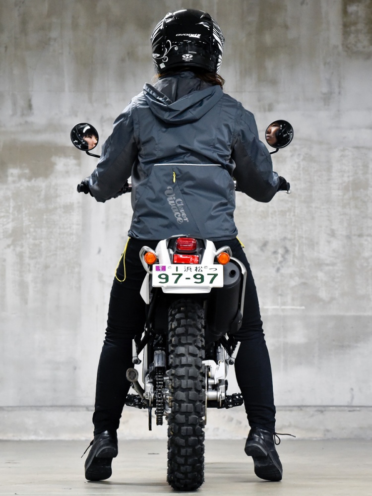 女性ライダーの足つきチェック Serow250 18年 08年撮影 バイクトピックス レディスバイク