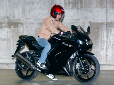 [女性ライダーの足つきチェック] Ninja250R(2008年撮影)