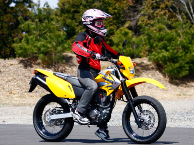 [女性ライダーの足つきチェック] XR230 MOTARD(2008年撮影)