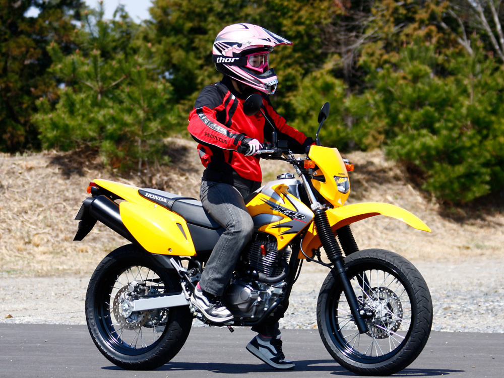 女性ライダーの足つきチェック Xr230 Motard 08年撮影 バイクトピックス レディスバイク