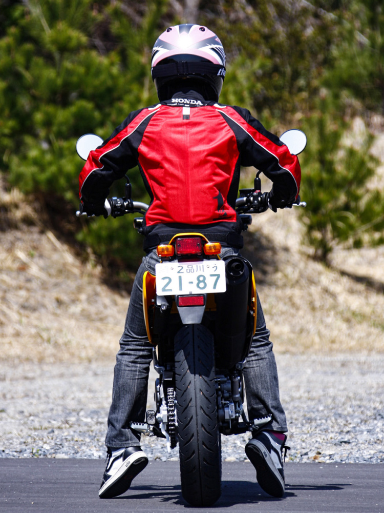 女性ライダーの足つきチェック Xr230 Motard 08年撮影 バイクトピックス レディスバイク