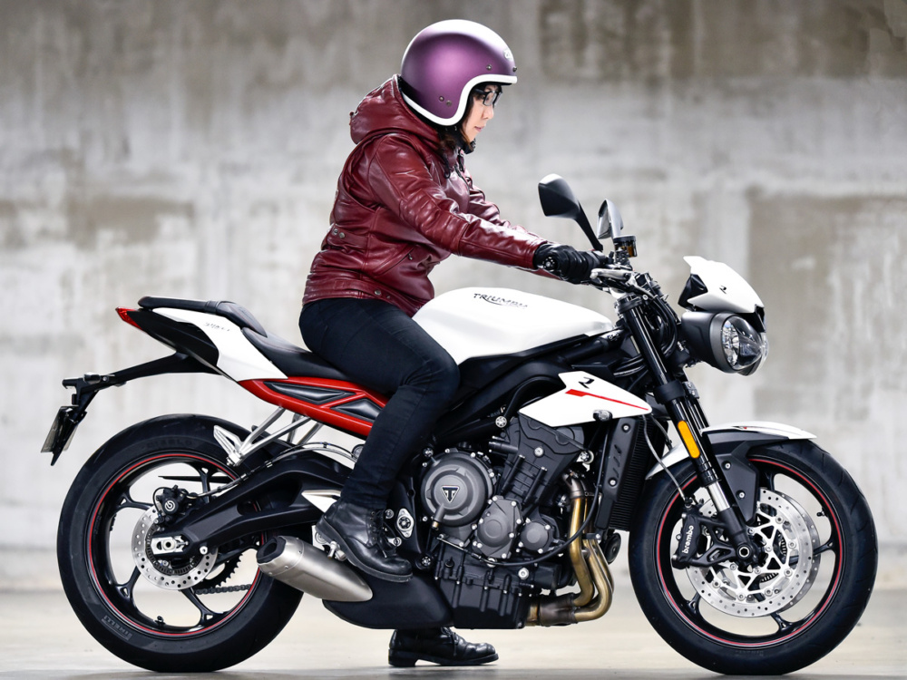 女性ライダーの足つきチェック]STREET TRIPLE R Low(2018年撮影