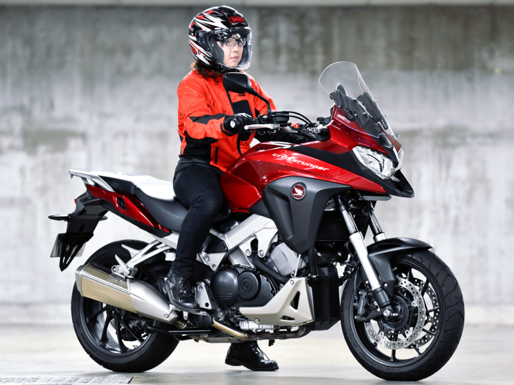 女性ライダーの足つきチェック Vfr800x 18年撮影 バイクトピックス レディスバイク