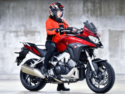 [女性ライダーの足つきチェック]VFR800X(2018年撮影)