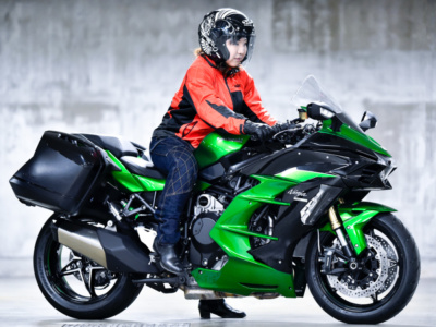 [女性ライダーの足つきチェック] Ninja H2 SX SE (2018年撮影)