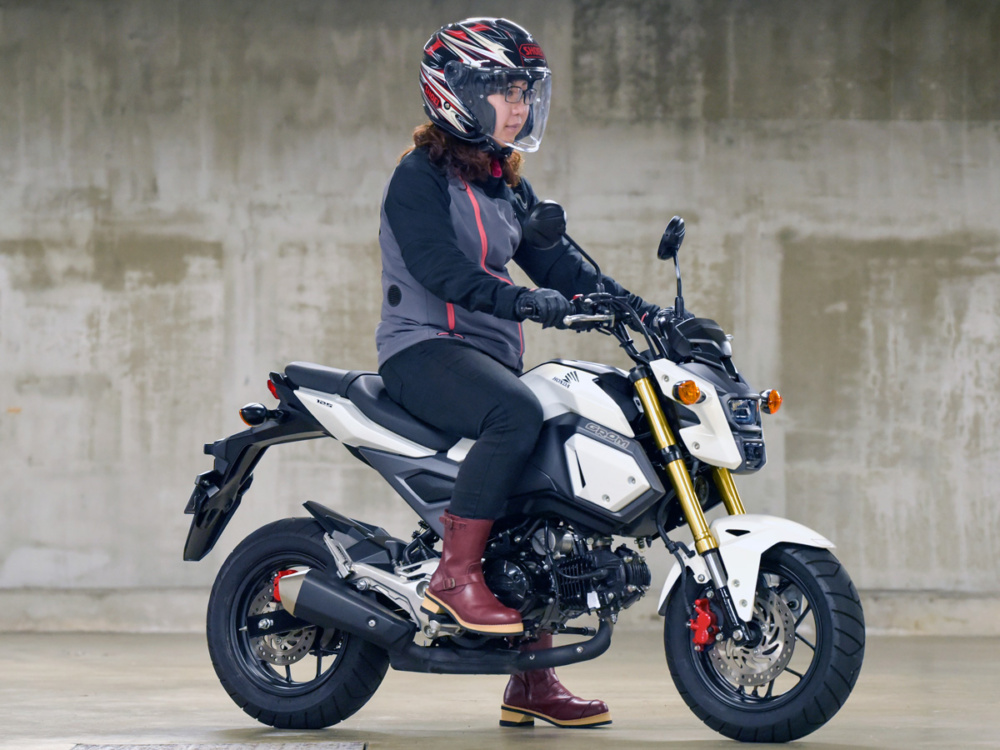 女性ライダーの足つきチェック Grom 18年撮影 バイクトピックス レディスバイク