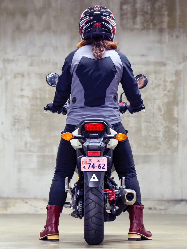 女性ライダーの足つきチェック Grom 18年撮影 バイクトピックス レディスバイク