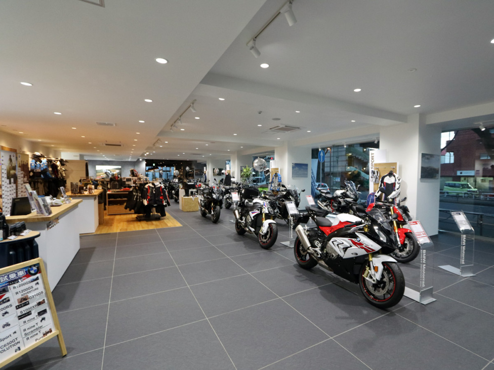 広 い店内でじっくりとバイクを見られます 日本最大級のbmw Motorradディーラーが 東京都 世田谷区にオープン バイクトピックス レディスバイク