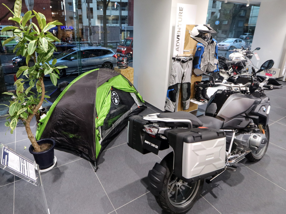 広 い店内でじっくりとバイクを見られます 日本最大級のbmw Motorradディーラーが 東京都 世田谷区にオープン バイクトピックス レディスバイク