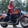 [女性ライダーの足つきチェック]XL883R SPORTSTER(2018年撮影)