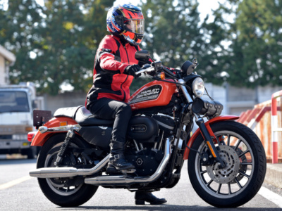 [女性ライダーの足つきチェック]XL883R SPORTSTER(2018年撮影)