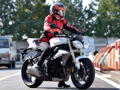 [女性ライダーの足つきチェック] STREET TRIPLE (2018年撮影)